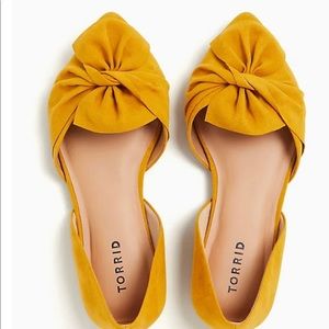 NEW TORRID MUSTARD YELLOW FAUX SUEDE TWIST BOW FLATS - Sz 8